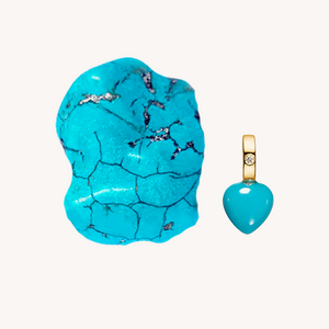 Ung kvinde med smykker fra carré jewellery med turkis ædelstenen, der er decembers fødselssten og symboliserer venskab