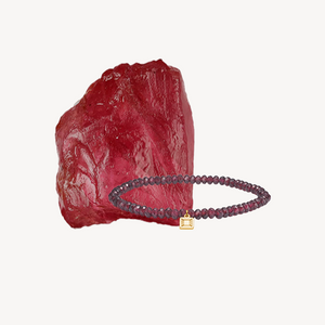 Rå rød granat ædelsten med et armbånd i guldbelagt sølv fra carré jewellery med røde granat ædelsten