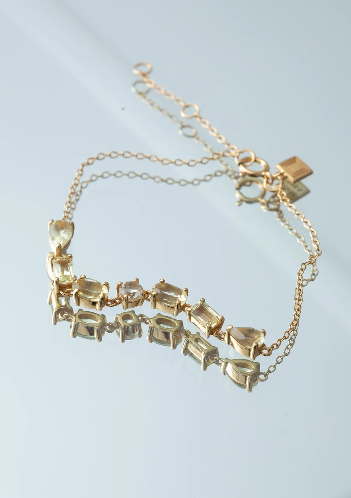 Bracelet in sterling silver plated with 18k gold from Carré. The bracelet is set with champagne quartz gemstones.
