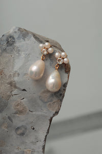 Gold plated earrings from Carré set with real freshwater pearls and a big baroque pearl and a prasiolite gemstone