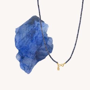 To ringe i 10-karat guld sat med en blå safir og en lyserød safir. Safien er september måneds fødselssten