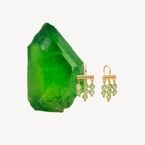 Guldbelagt ring fra Carré med grøn sten og guldbelagte øreringe med grøn sten fra Carré. Stenen er en peridot, der er fødselsstenen for August