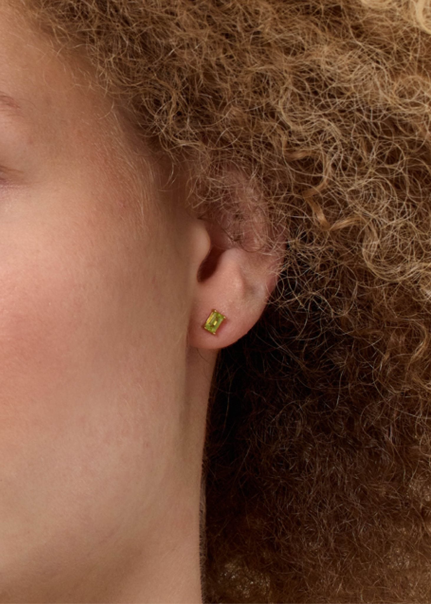 Small ear studs in gold with green peridot gemstones