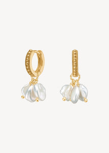 Perleøreringe fra carré jewellery med 1 cm byzantinsk inspirerede hoops og to charms med keshi ferskvandsperler, den perfekte julegave og gaven til hende