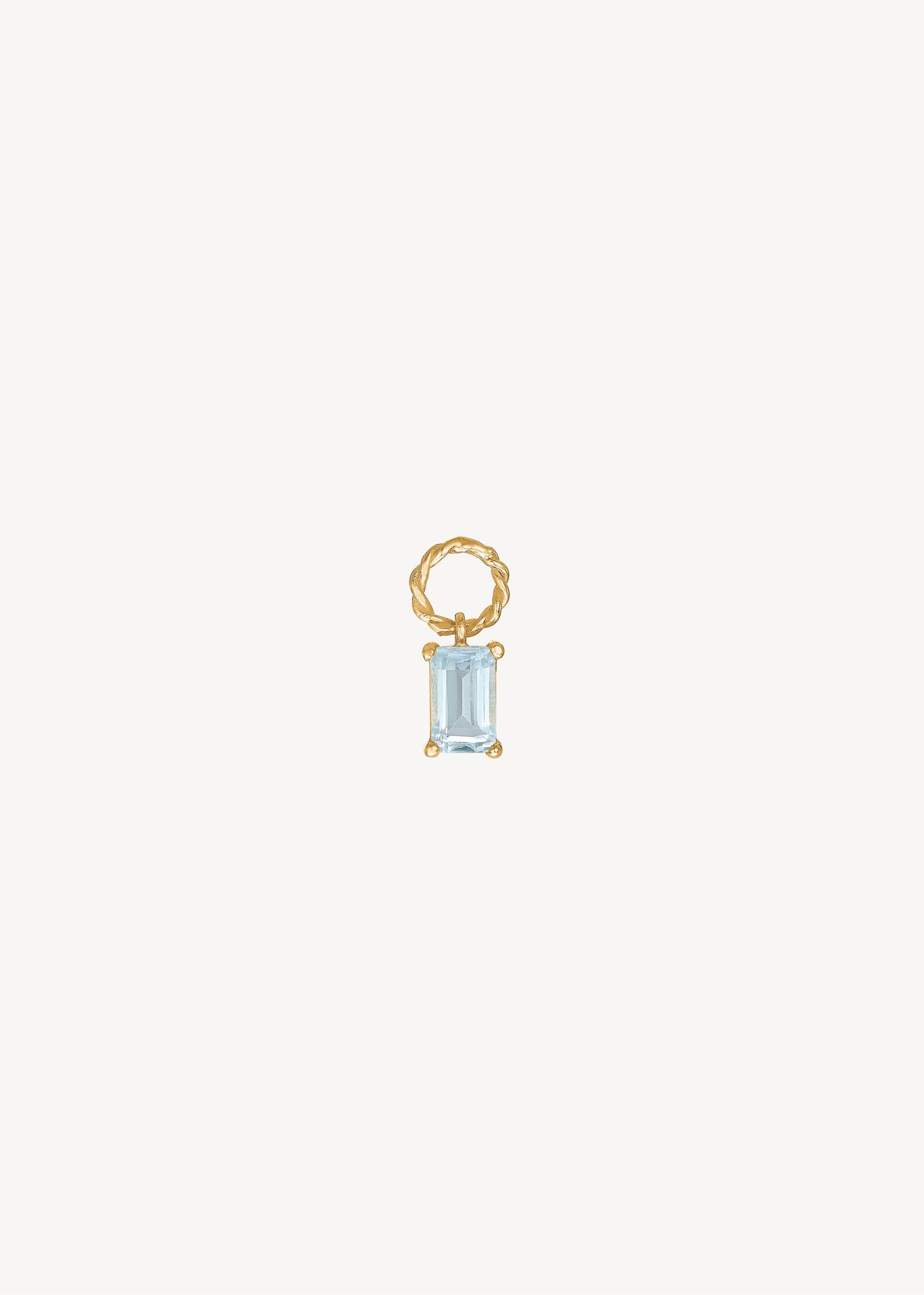 Sødt charm til øreringe hoops og armbånd i guldbelagt sterling sølv fra carré jewellery med en smaragdsleben blå topas ædelsten, der er novembers fødselssten, perfekt gave til hende med fødselsstenen for november
