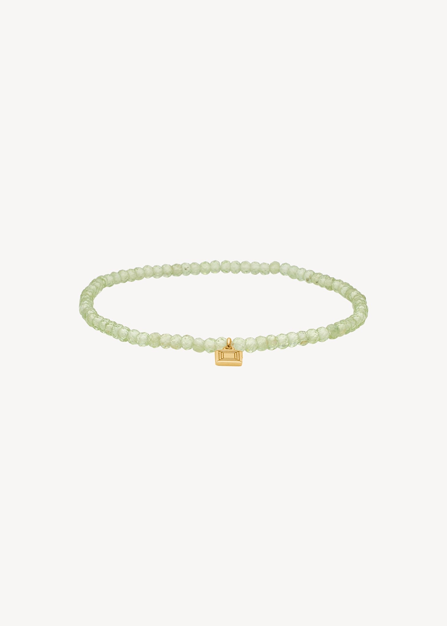 Unikt elastik armbånd i guldbelagt sterling sølv med augusts fødselssten, grøn peridot ædelsten. Perfekt gave til hende og ham med symbolik