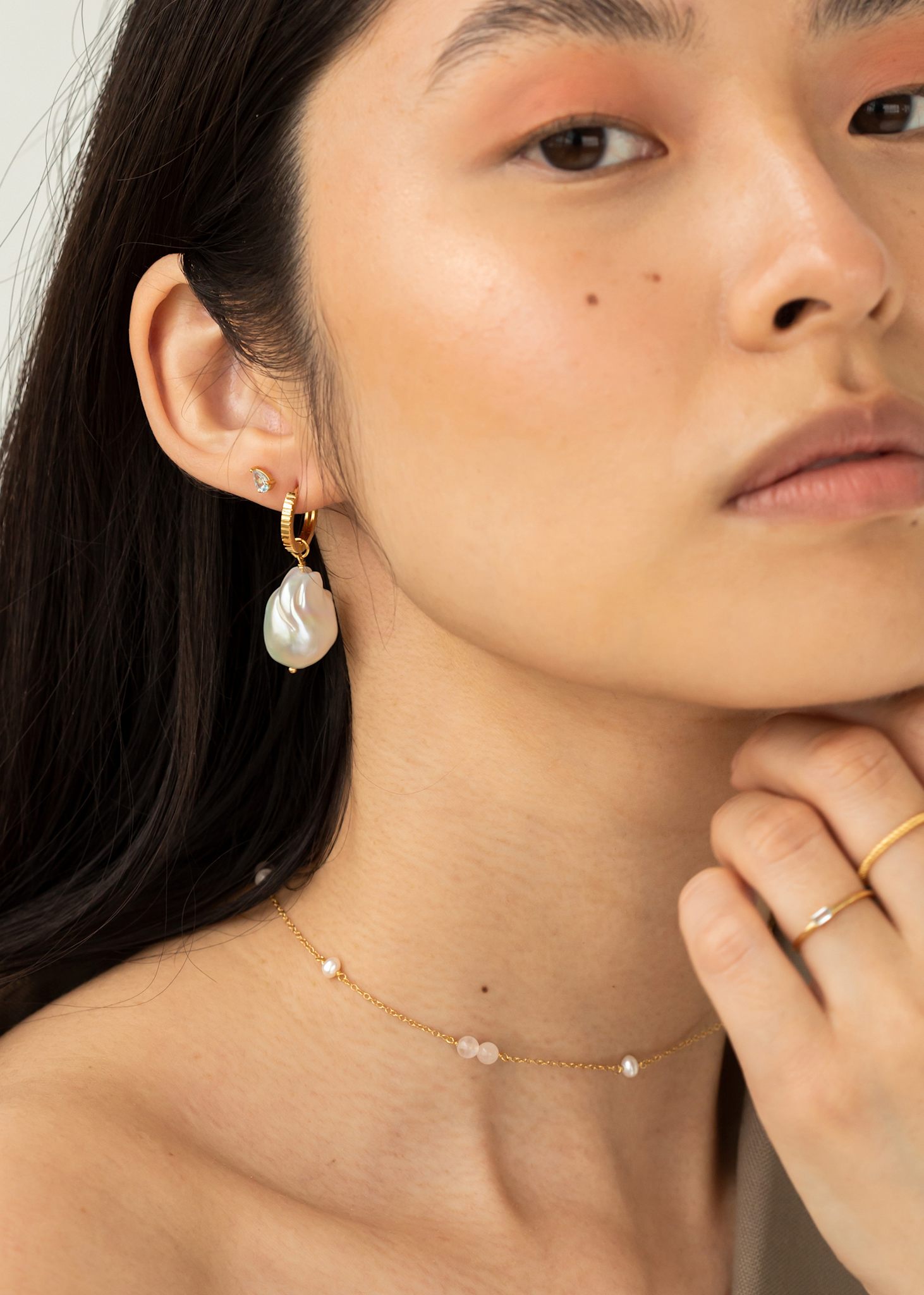 Woman with gold choker pearl and rose quartz necklace in Danish design for bridal jewellery and confirmations