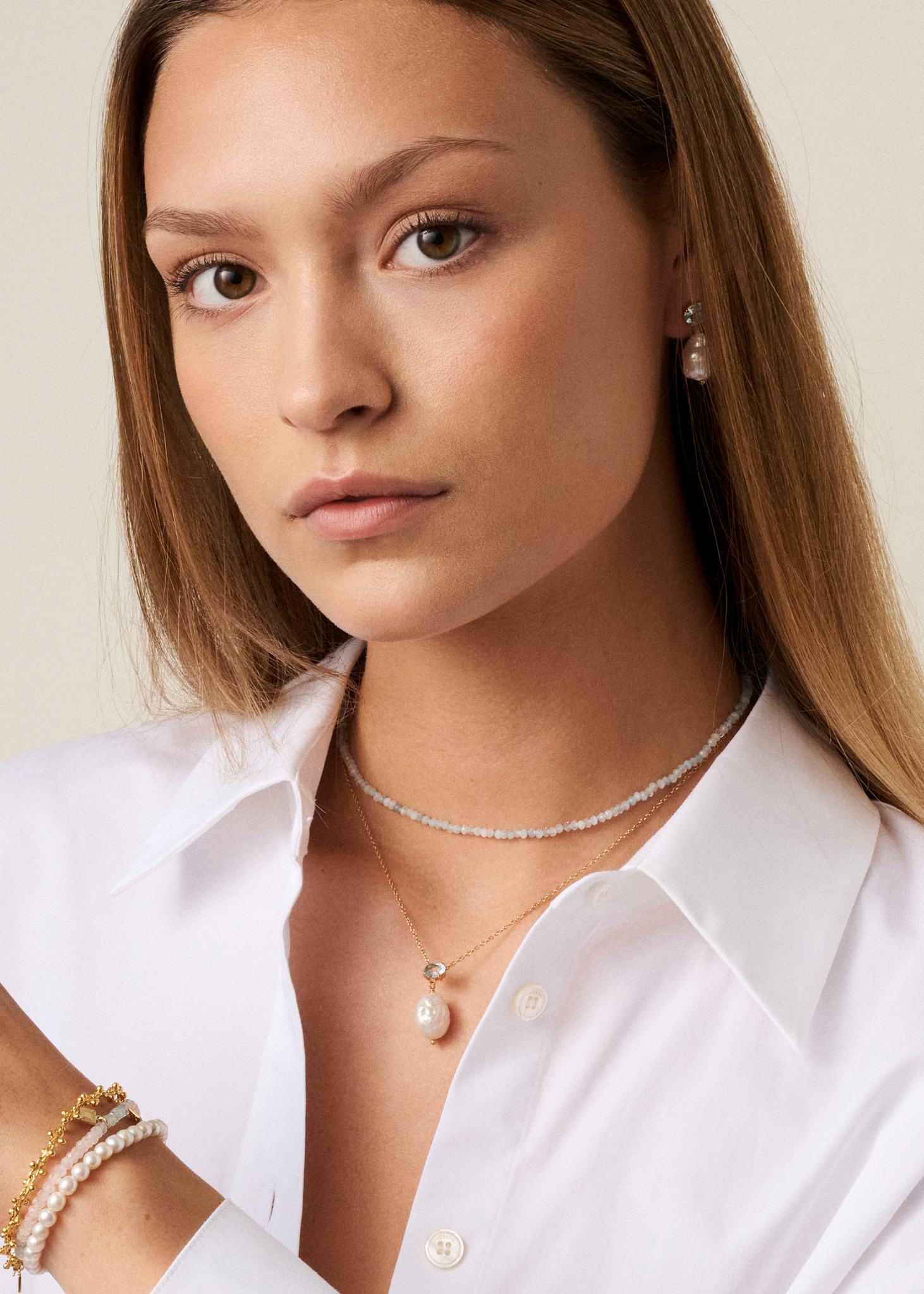 Kvinde med perlesmykker i guldbelagt sølv fra carré jewllery 