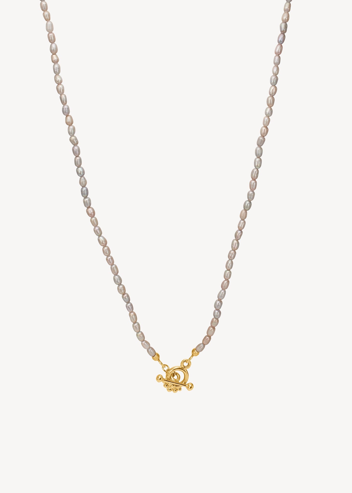 Perlehalskæde i med små grå ægte ferskvandsperler og en guldbelagt sølv t lås fra carré jewellery, perfekt gave til hende og elegant perlehalskæde med t lås til mænd og kvinder