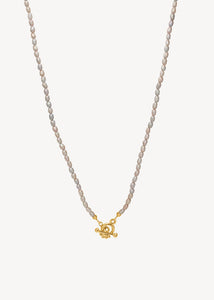 Perlehalskæde i med små grå ægte ferskvandsperler og en guldbelagt sølv t lås fra carré jewellery, perfekt gave til hende og elegant perlehalskæde med t lås til mænd og kvinder