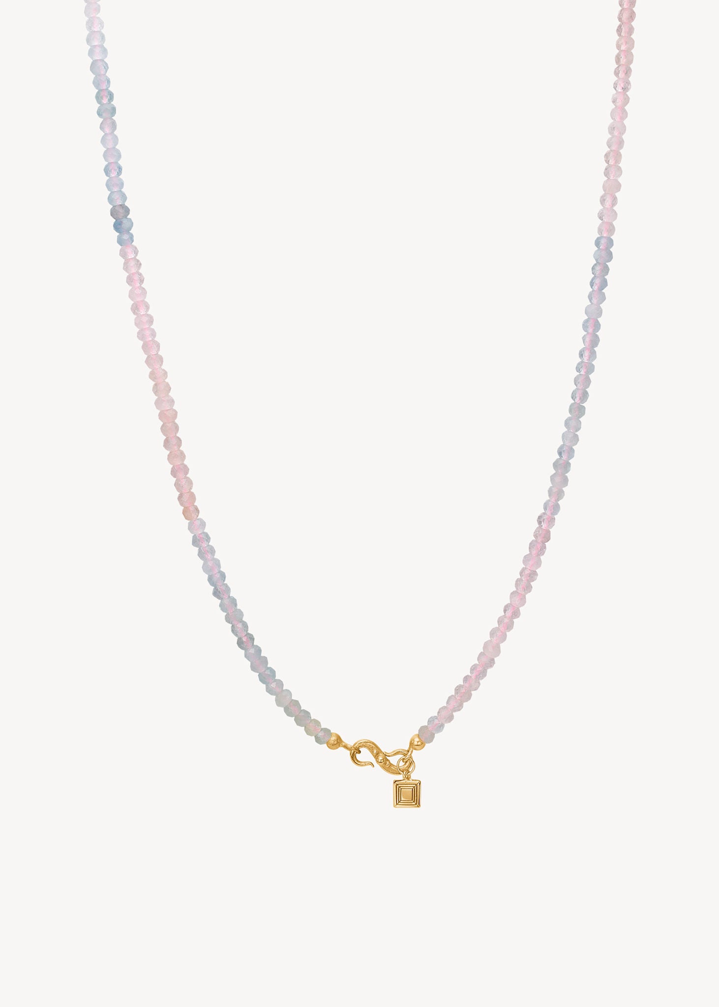 Sød halskæde i guldbelagt sterling sølv sat med beryl ædelsten i lyserøde, grønne og blå nuancer fra carré jewellery med en guld s lås, perfekt gave til hende 