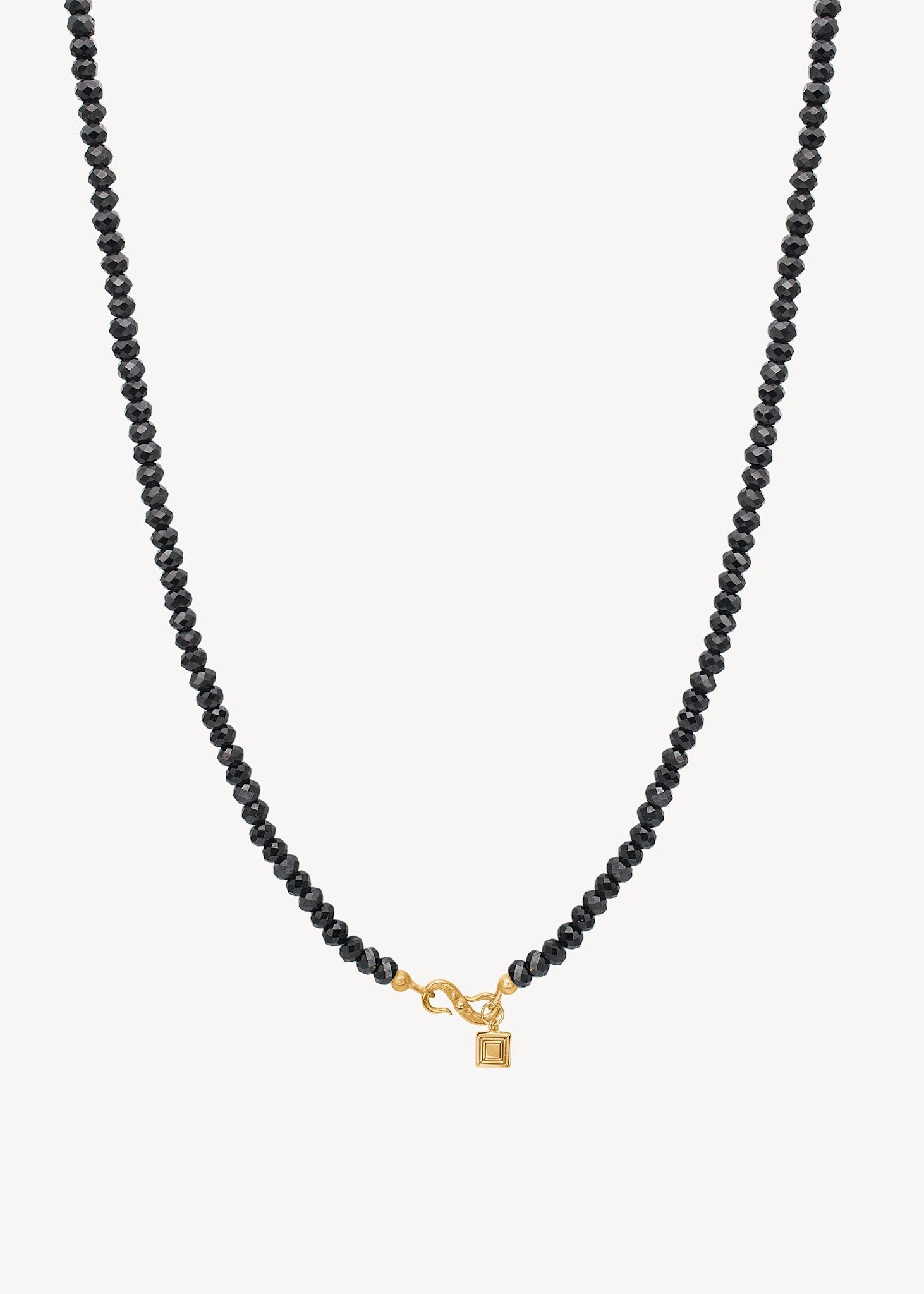 elegant halskæde med ægte sorte spinel ædelsten, der glitrer i lyset med en guldbelagt sterling sølv s-lås fra carré jewellery, perfekt gave til hende 