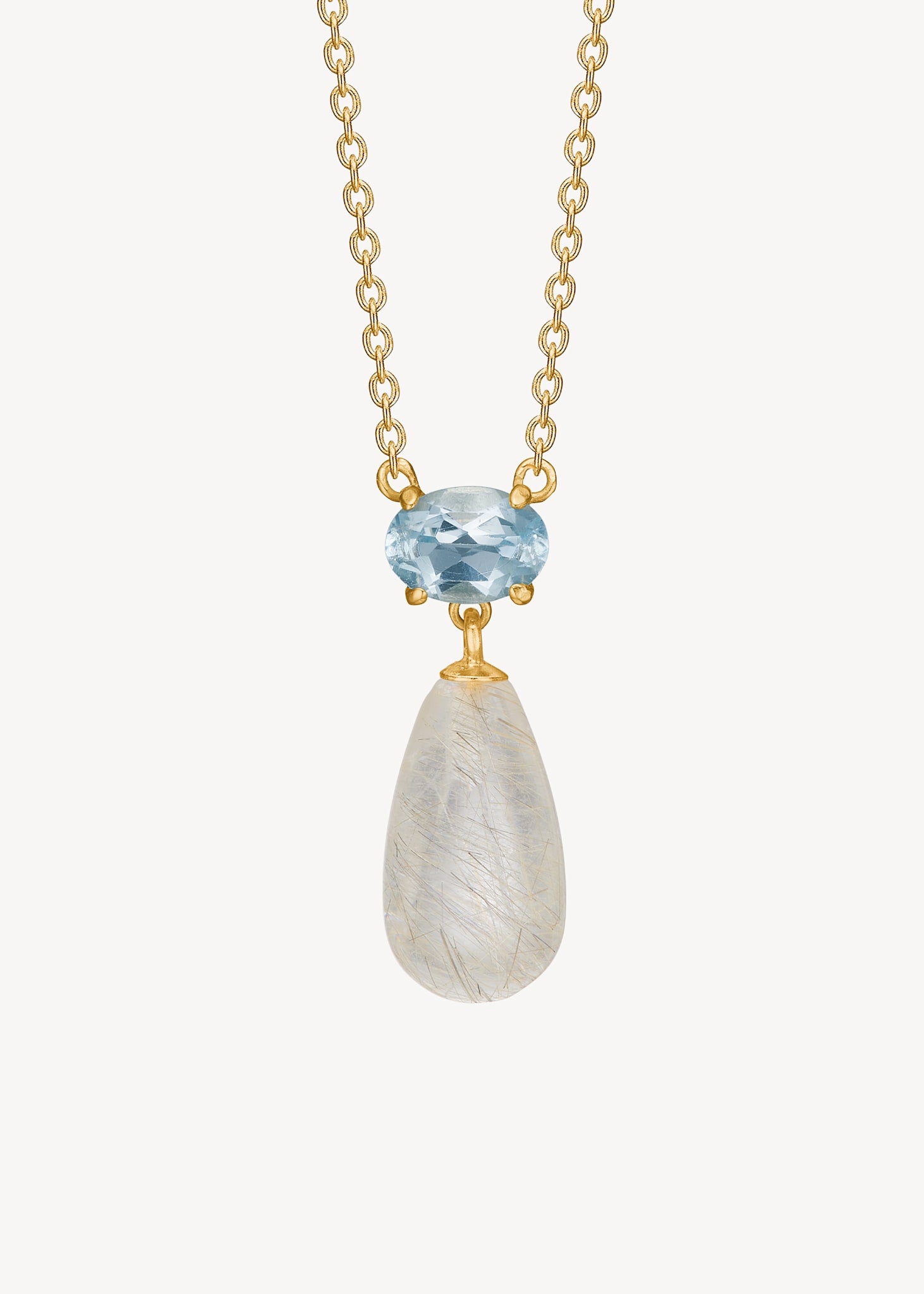 Elegant halskæde i guldbelagt sterling sølv med delikate ankerkæder fra carré jewellery med en blå topas ædelsten og en stor gylden rutil kvarts ædelsten dråbe
