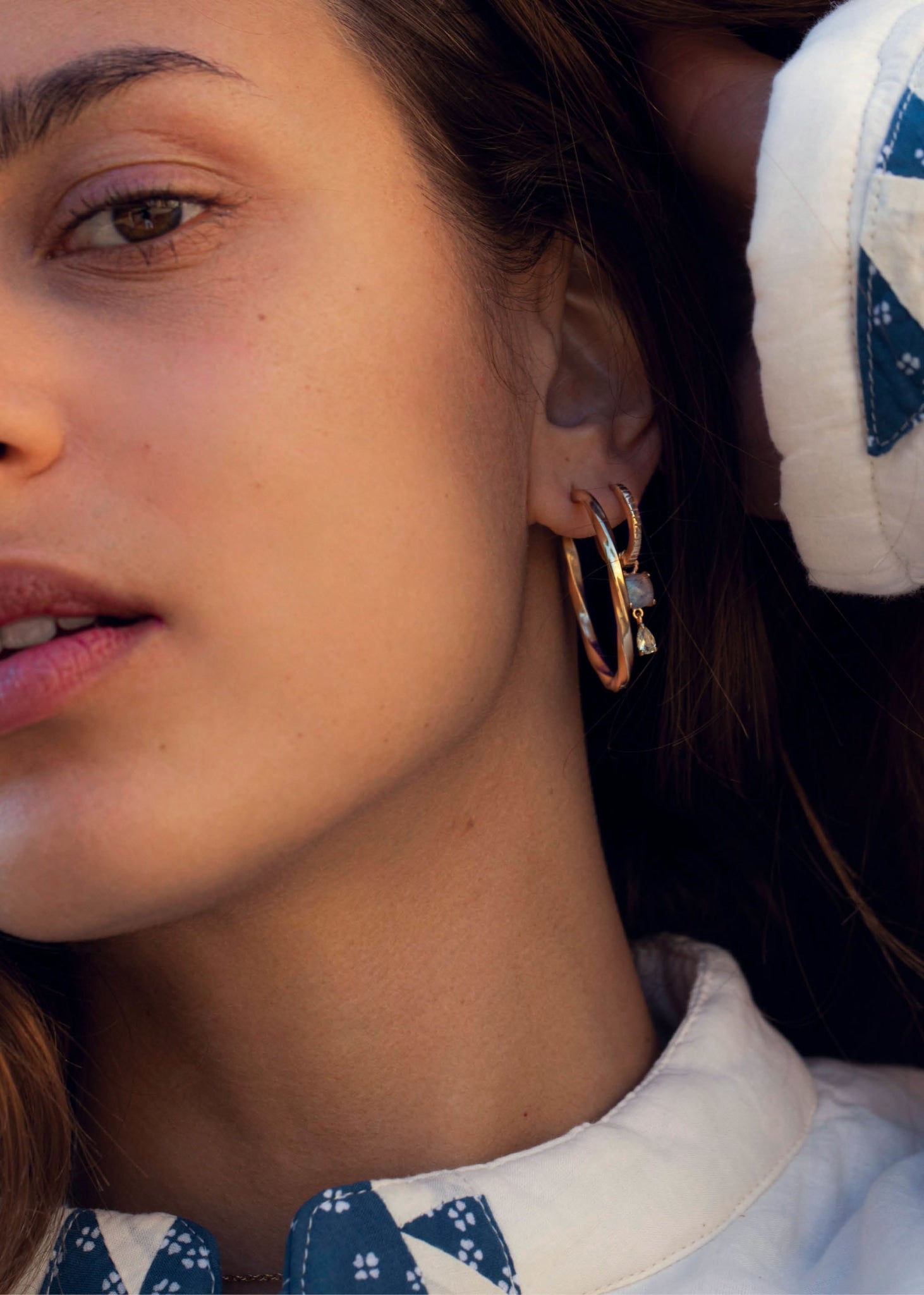 Kvinde med store hoop øreringe i creol design med snoet design og klik lås i guldbelagt sterling sølv fra carré jewellery 