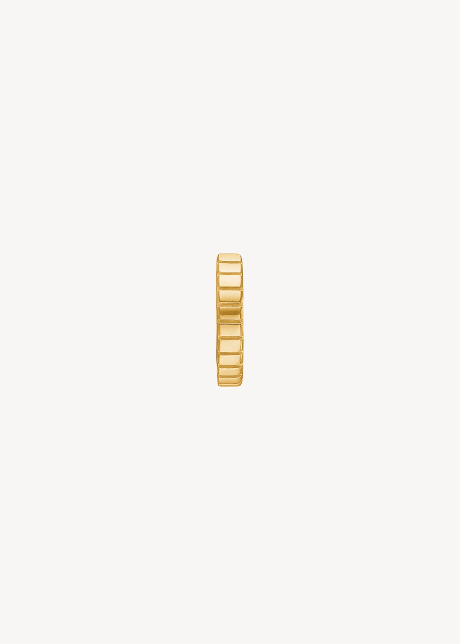 Pinstripe hoop fra carré jewellery med nålestriber i guldbelagt sterling sølv i 1 cm størrelse