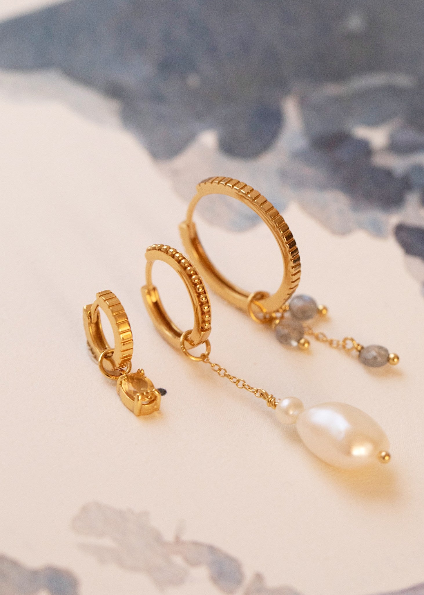 Hoops og charms fra carré jewellery med guldbelagte hoops i forskellige størrelser og charms med citrin og ferskvandsperler