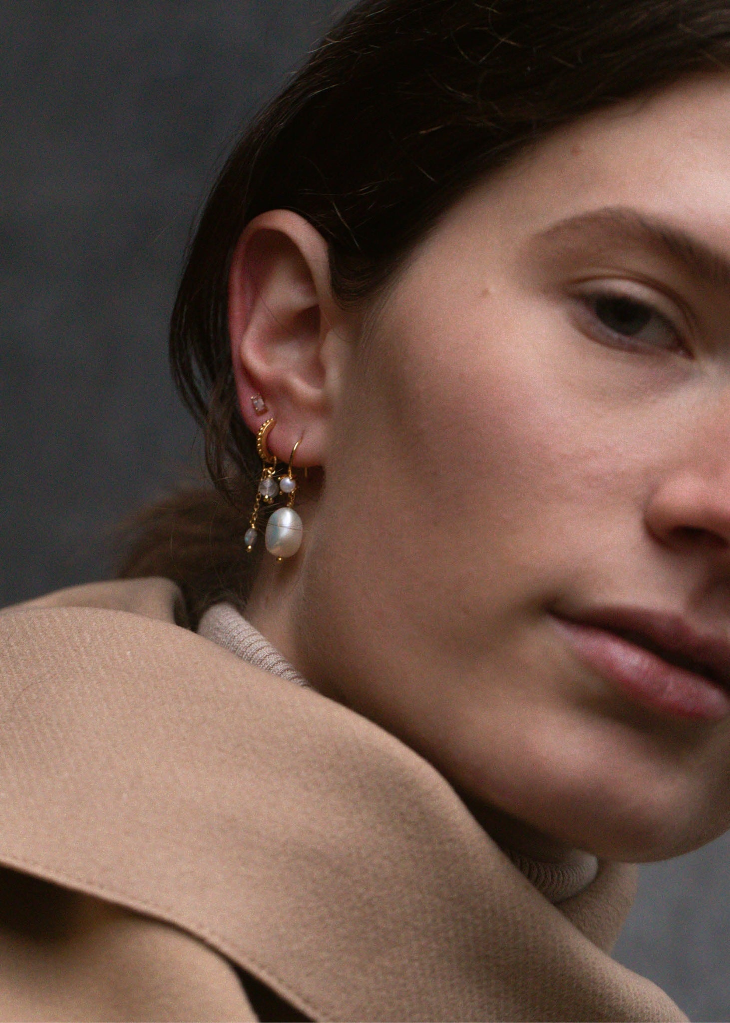 Woman wearing gold freshwater pearl earrings from Carré JEwellery in real silver