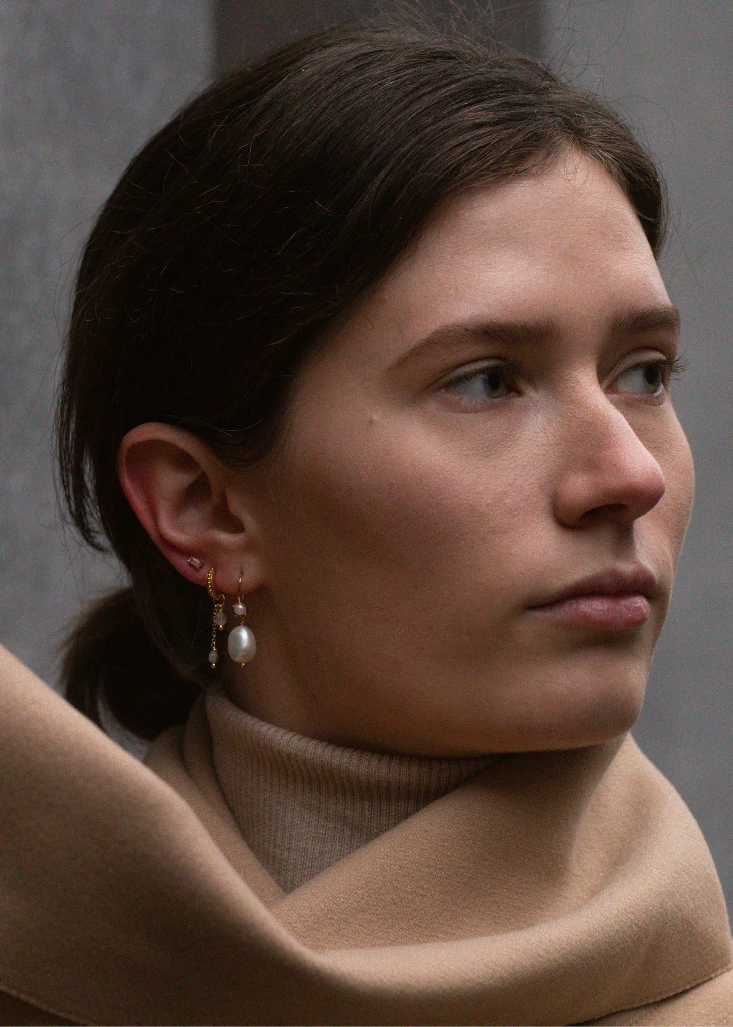 Woman with real freshwater pearl gold earrings from Danish brand Carré jewellery