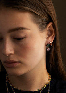 Kvinde med lilla gem huggie hoops i guldbelagt sterling sølv til ham og hende