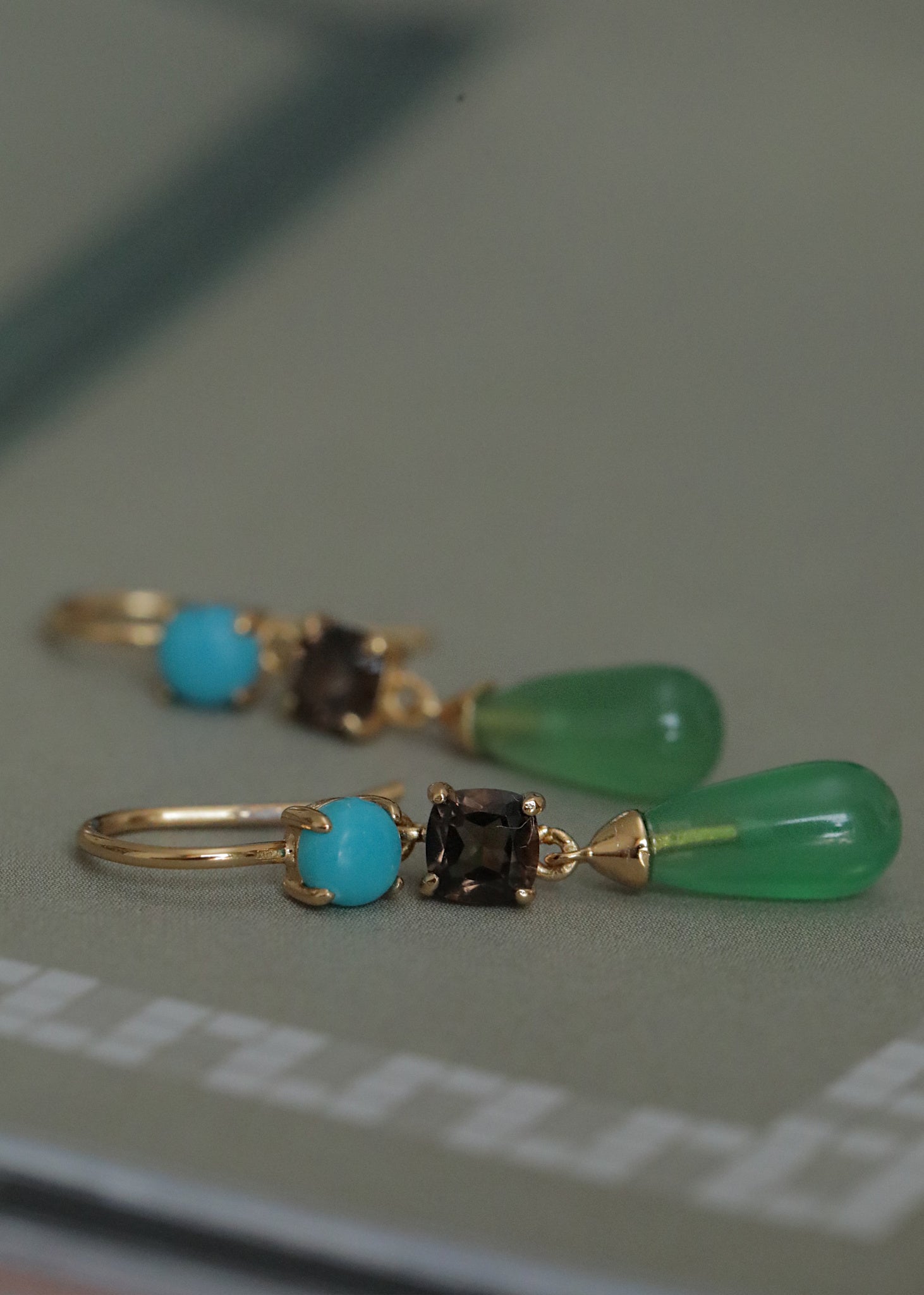 Elegante hængeøreringe i guldbelagt sterling sølv fra carré jewellery med blå turkis, brun kvarts og dråber af grøn agat ædelsten, som er perfekte til fest