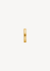 Huggie hoop i guldbelagt sterling sølv til charms med nålestriber fra carré jewellery 