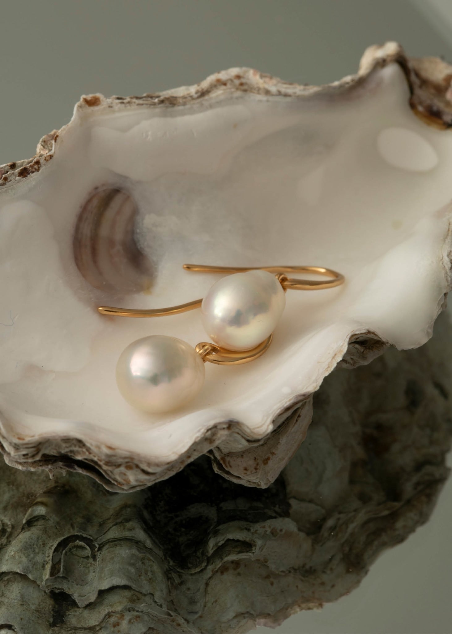 Sterling silver gold plated classic and elegant pearl earrings from Carré Jewellery with real freshwater pearls in baroque style