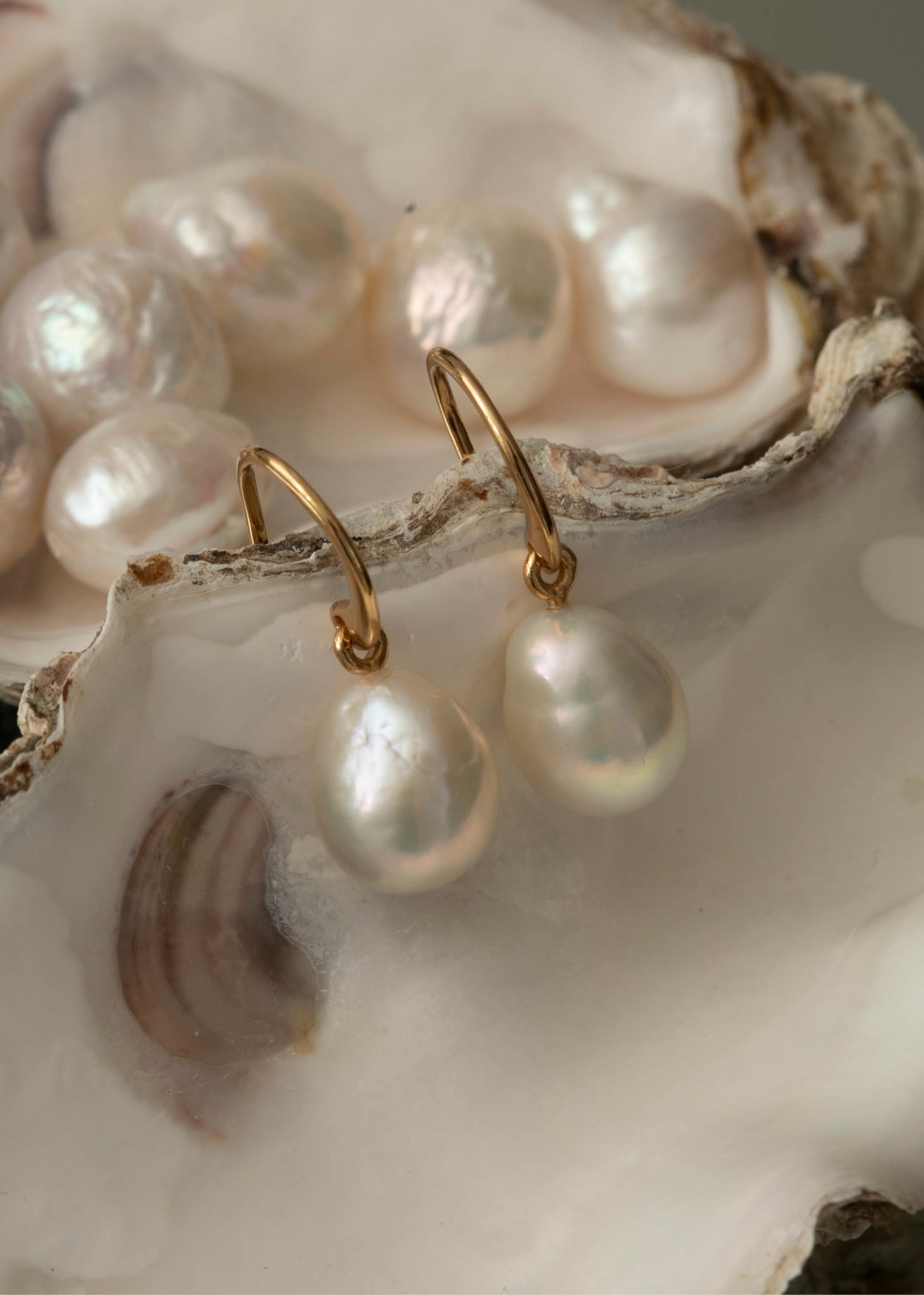 Sterling silver gold plated classic and elegant pearl earrings from Carré Jewellery with real freshwater pearls in baroque style