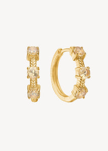Mellemstore elegante hoops i guld med sildebensmønster til ham og hende med champagne kvarts ædelsten, perfekte til gaven til hende til festen og til studenten