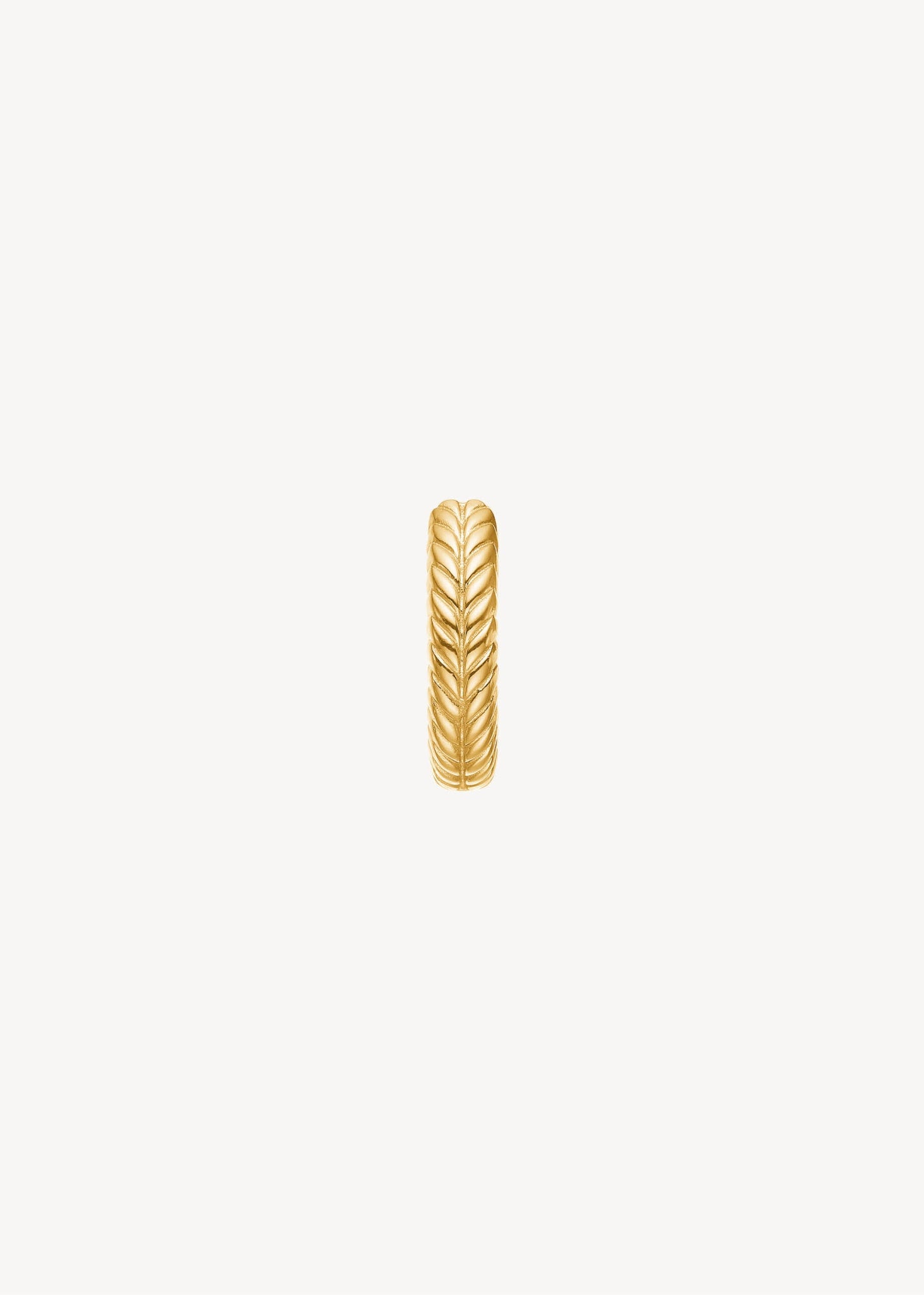 guldbelagt sølv huggie hoop med creollukning og sildebensmønster fra Carré Jewellery