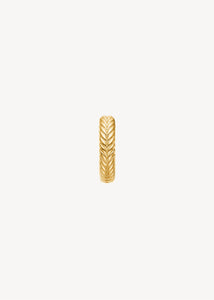 guldbelagt sølv huggie hoop med creollukning og sildebensmønster fra Carré Jewellery