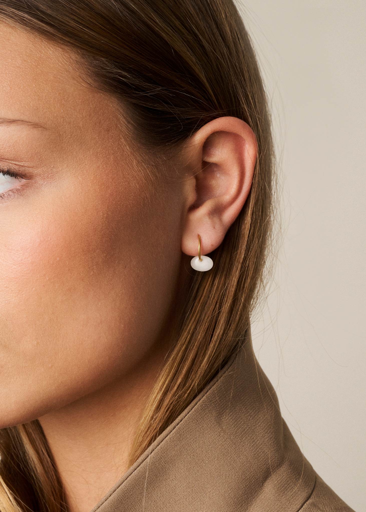 Nour earrings with white Jade - gold plated
