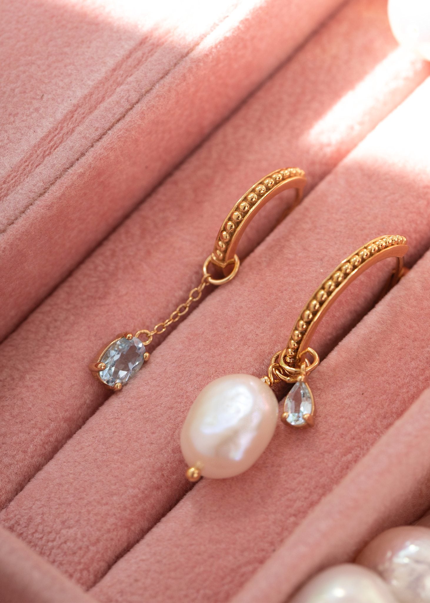 Balloon charm with white Pearl - gold plated