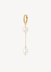 Perleøreringe til lange hængeøreringe med hoops og charms fra carré jewellery i guldbelagt sterling sølv med ferskvandsperler, perfekt gave til hende 