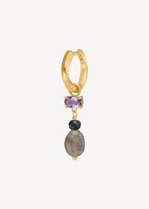 Hoop og charm ørering fra carré jewellery i guld med ægte ædelsten i hængeørering stil 
