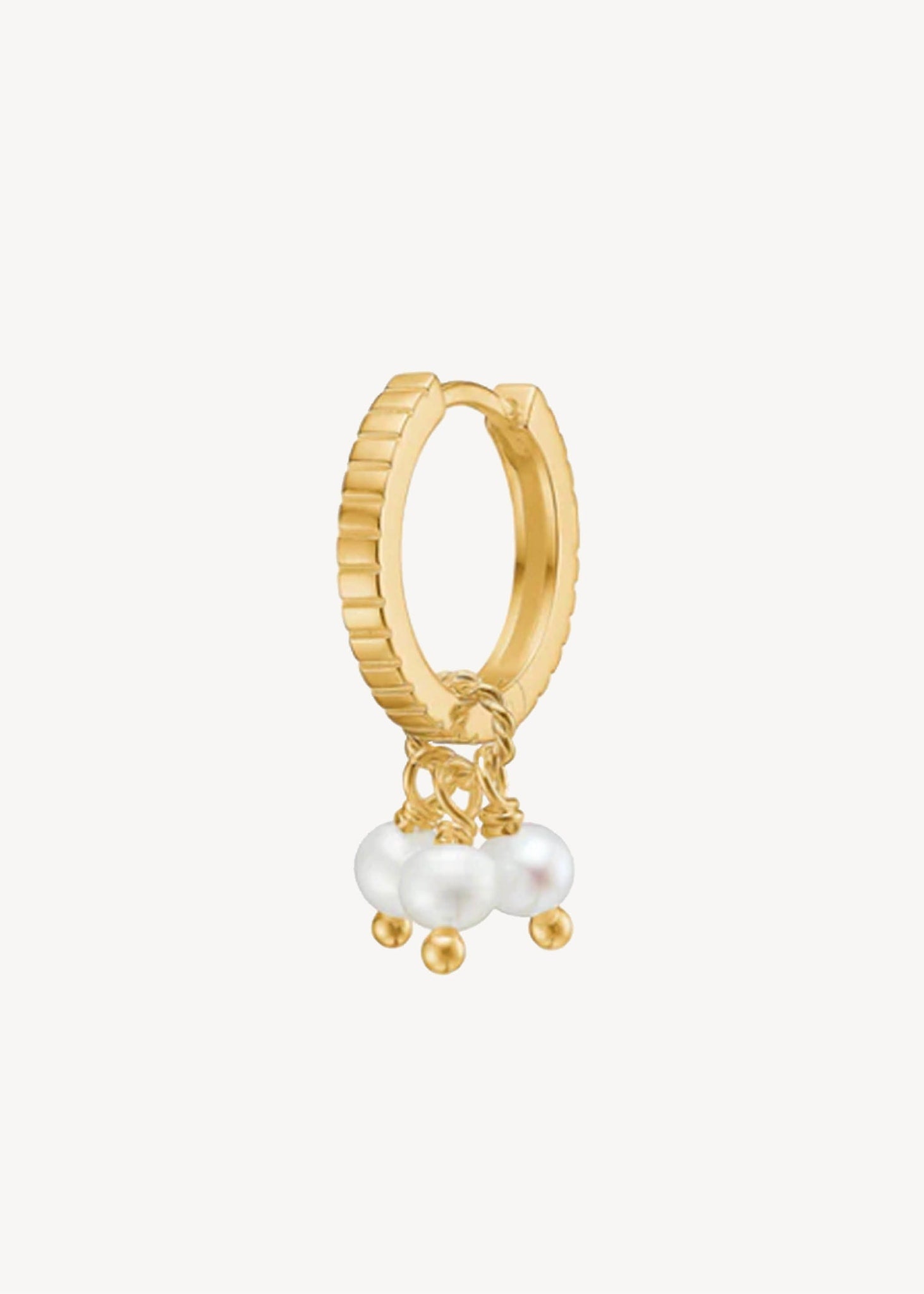 Hoop og charms ørering fra carré jewellery med ferskvandsperle charm til øreringe i guld 