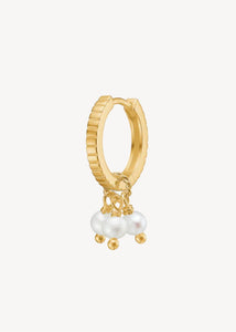 Hoop og charms ørering fra carré jewellery med ferskvandsperle charm til øreringe i guld 