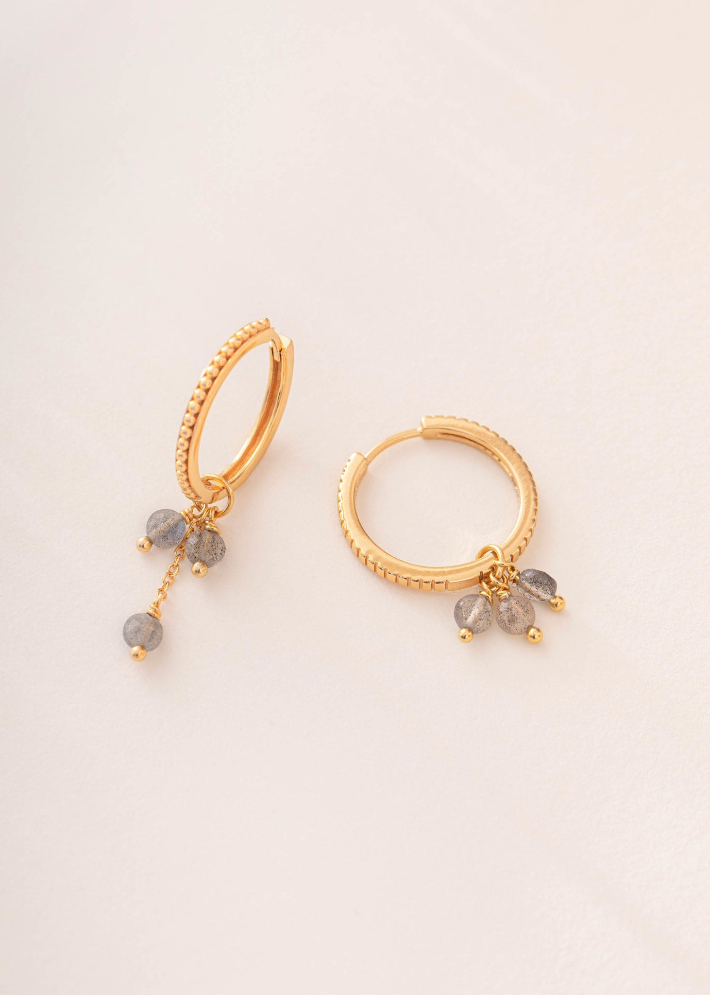 Smukke labradorit øreringe fra carré jewellery med hoops på fra carré jewellery 