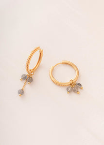 Smukke labradorit øreringe fra carré jewellery med hoops på fra carré jewellery 