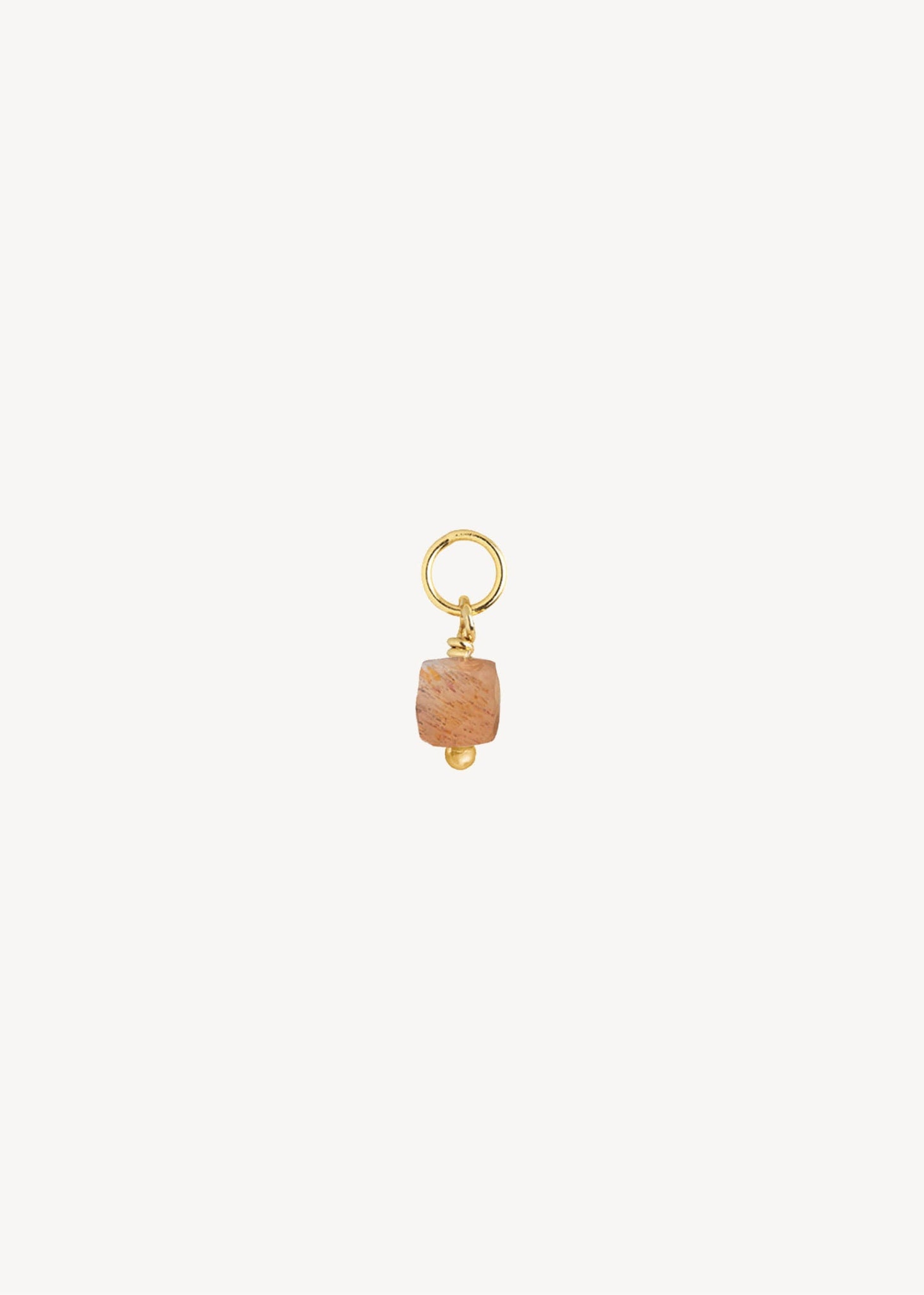 Smukt charm til øreringe og hoops med en facetslebet Solsten ædelsten i guld, kan også anvendes som vedhæng til halskæder og armbånd, perfekt gave til hende og til ham, og smuk charm til sommersmykker