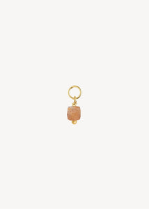 Smukt charm til øreringe og hoops med en facetslebet Solsten ædelsten i guld, kan også anvendes som vedhæng til halskæder og armbånd, perfekt gave til hende og til ham, og smuk charm til sommersmykker