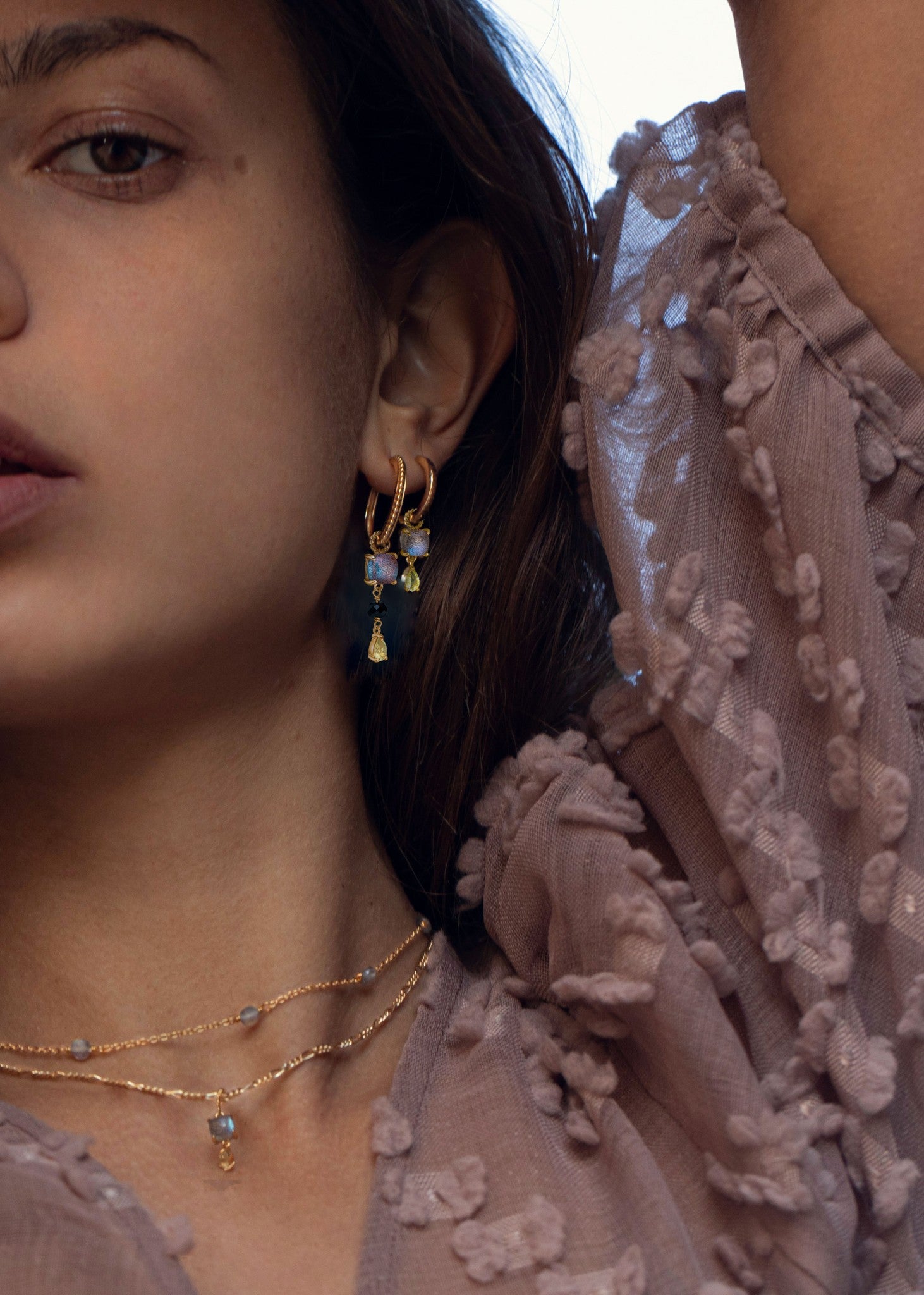 Kvinde med hoops og charms fra carré jewellery i guld hvor du kan bygge dine egne øreringe 