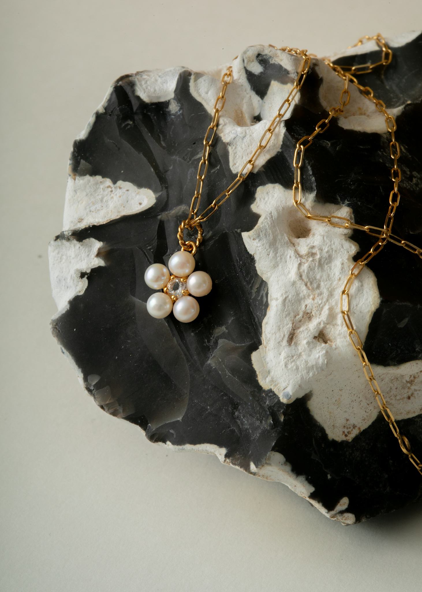 Flower pendant with Prasiolite and Pearl - gold plated