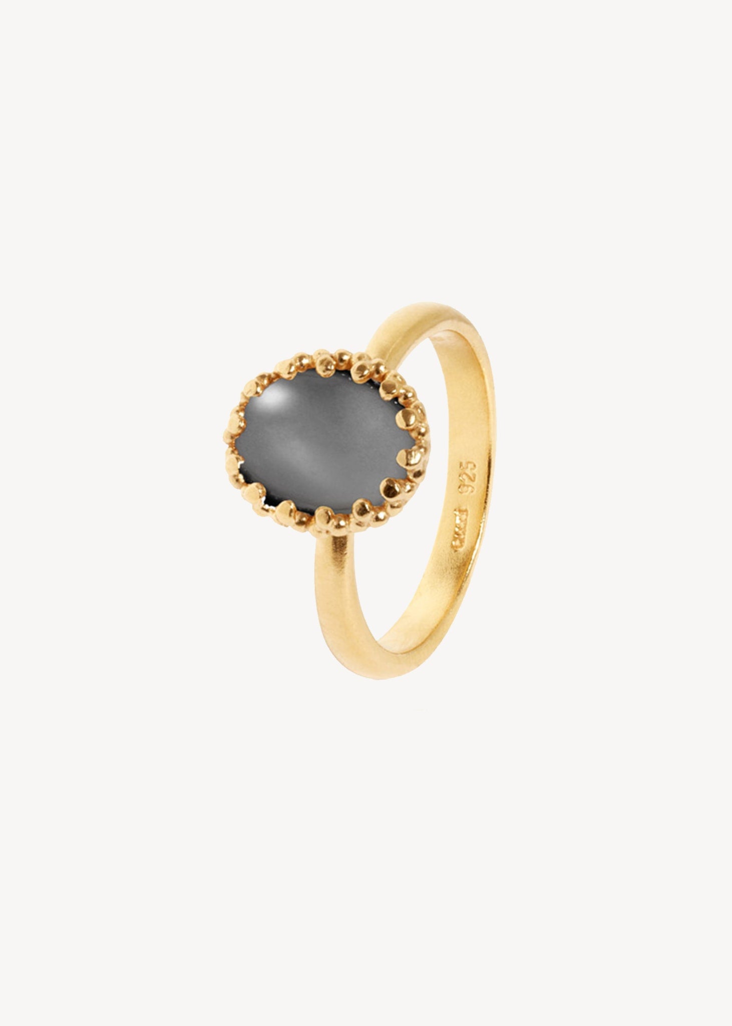 Elegant vintage inspireret ring i guldbelagt sølv fra carré jewellery med en grå månesten ædelsten i blondekanter