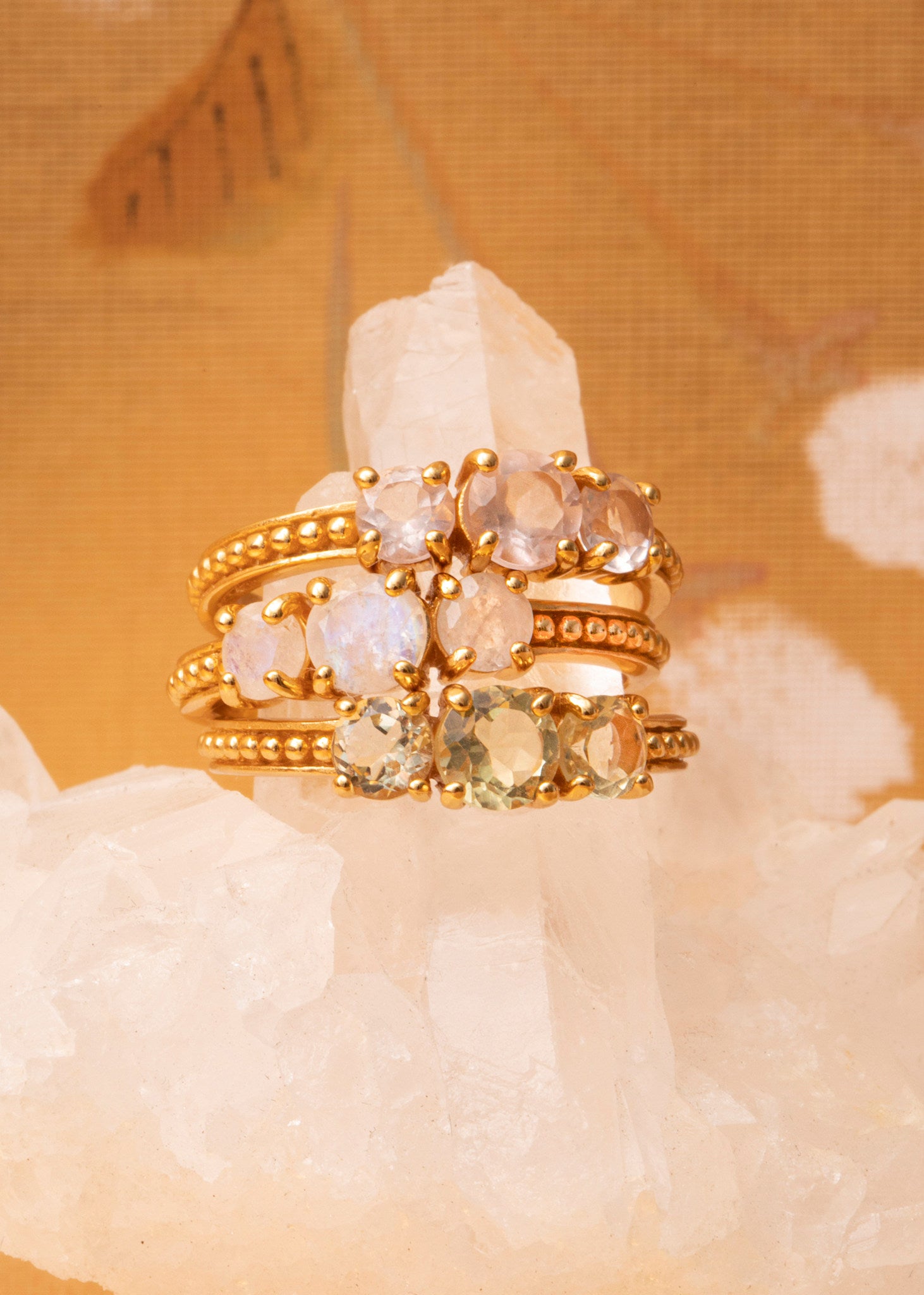 Tre valentine ringe fra carré jewellery i guldbelagt sterling sølv med grønne sten, månesten og rosa kvarts ædelsten på tilbud hos carré jewellery 