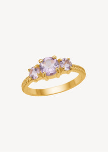 ring i guldbelagt sterling sølv med tre lilla ametyst ædelsten, der er februars fødselssten, perfekt gave til hende under 800 kr og gave til hende med fødselsdag i februar 