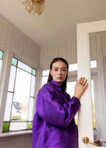 Kvinde med guld smykker fra carré jewellery med grønne agat ædelsten