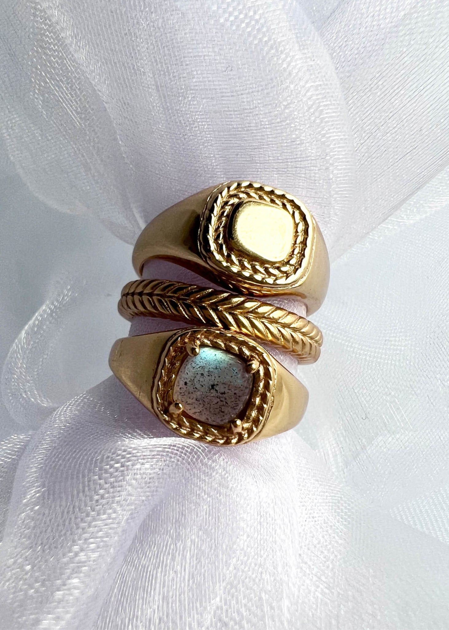 Tre ringe fra carré jewellerys mirage kollektion inspireret af antikke romerske smykker og sat med labradorit ædelsten