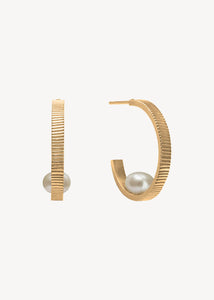 Hoops med nålestriber og ferskvandsperler på tilbud hos carré jewellery