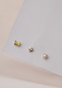 Confidence ear stud with Peridot - gold plated