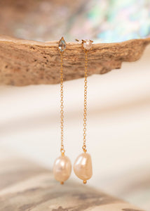 Lange kæde hængeøreringe med stik lås med ferskvandsperler og blå topas ædelsten på tilbud hos Carré jewellery 